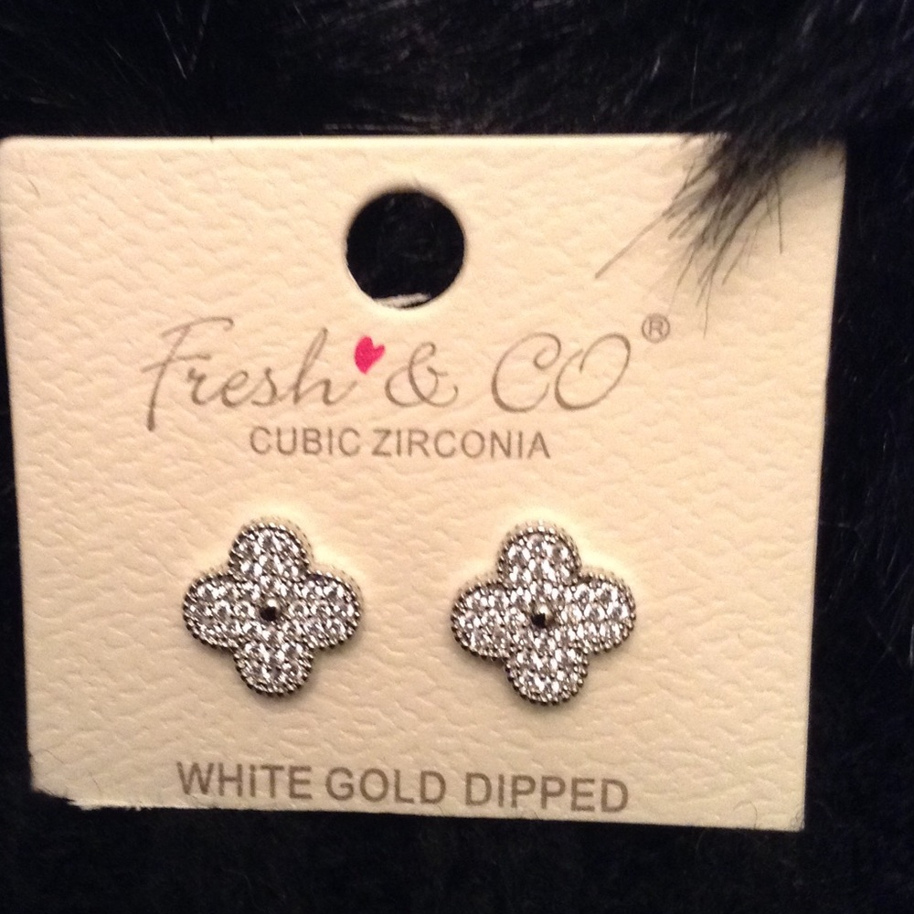 Adorable gold dipped clover earrings NWT